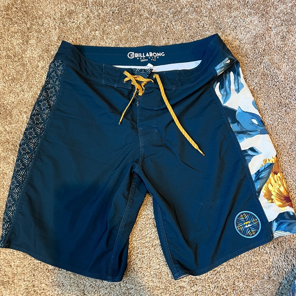 Billabong Mens 30 board shorts